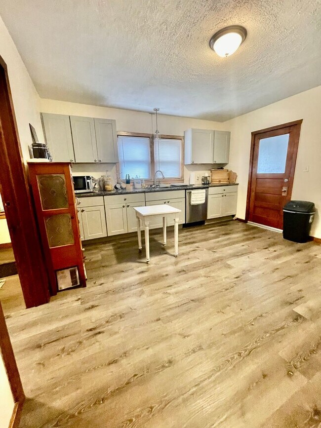 Photo - W180-W188 Pioneer Dr Unidad Lower