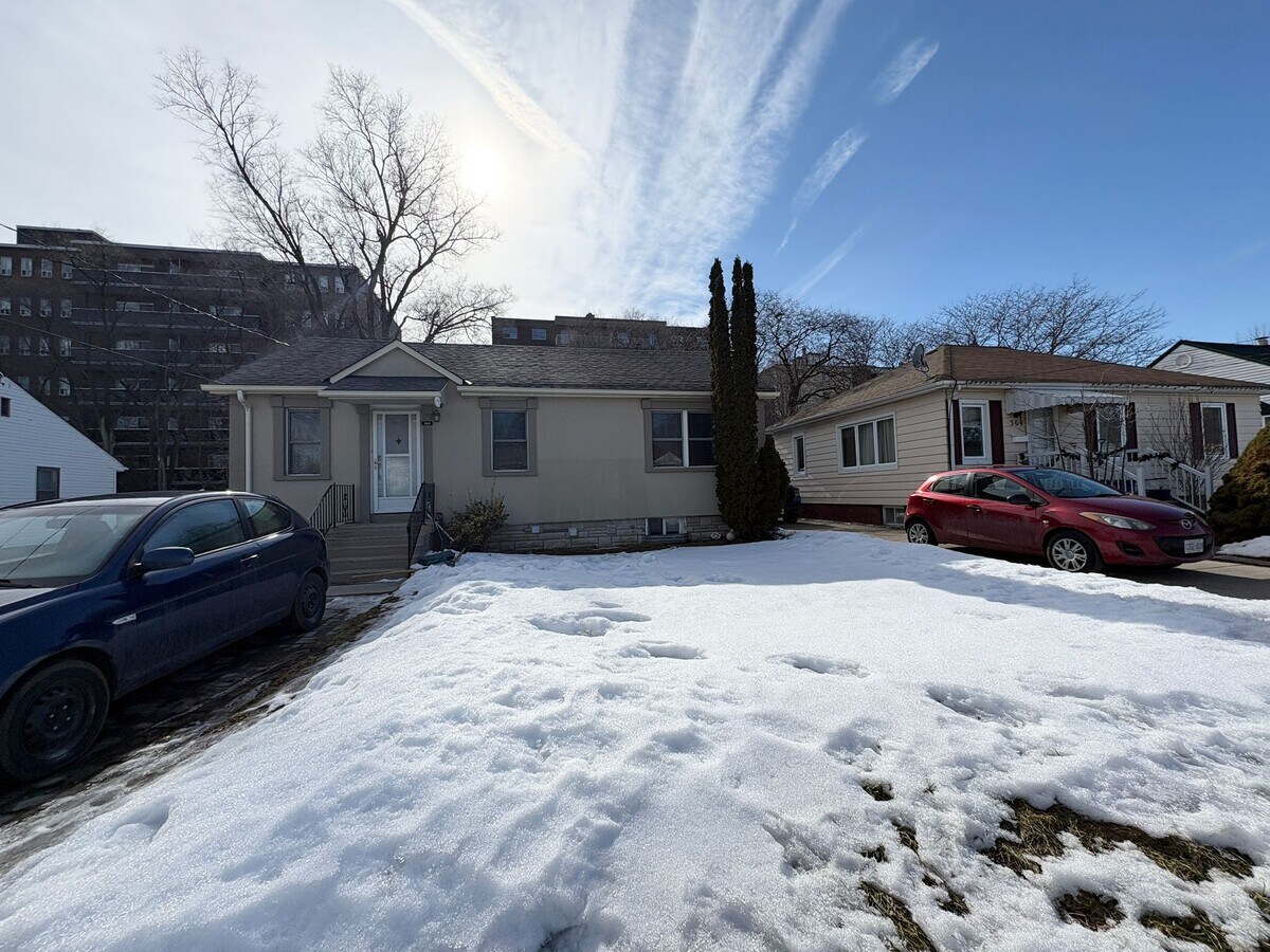 For Lease – Spacious 3 Bedroom Upper Unit in Oakville - For Lease – Spacious 3 Bedroom Upper Unit in Oakville Unit Upper