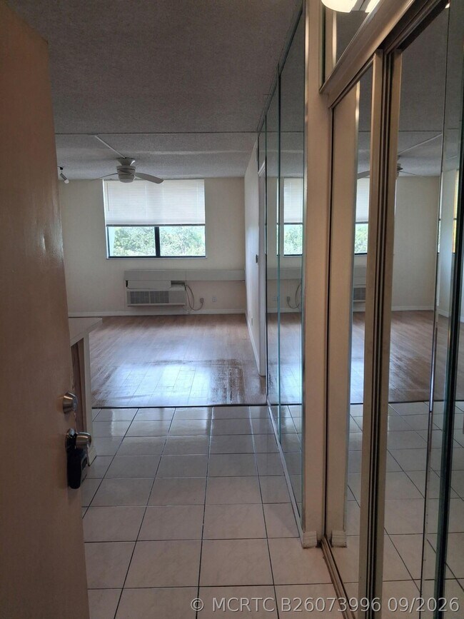 Photo - 2401 Riverside Dr Unit 517