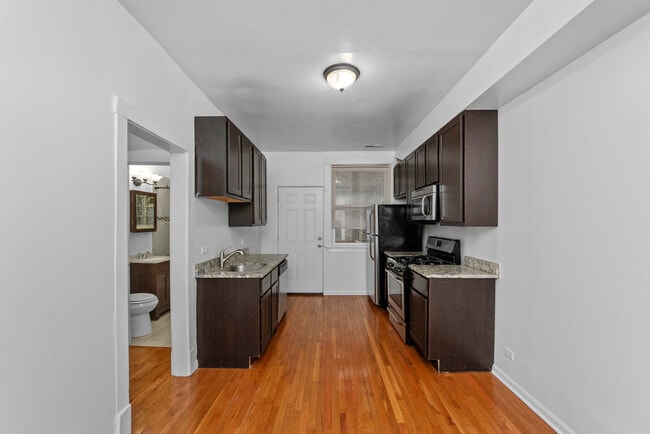 Building Photo - 3753 W Sunnyside Ave Unit #  01