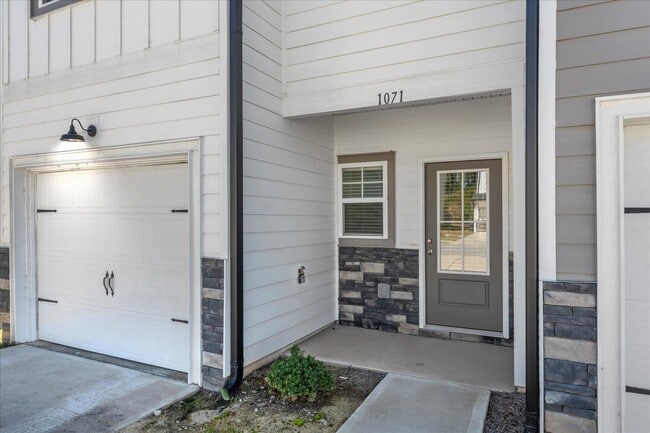 Photo - 1071 Linsmore Ave