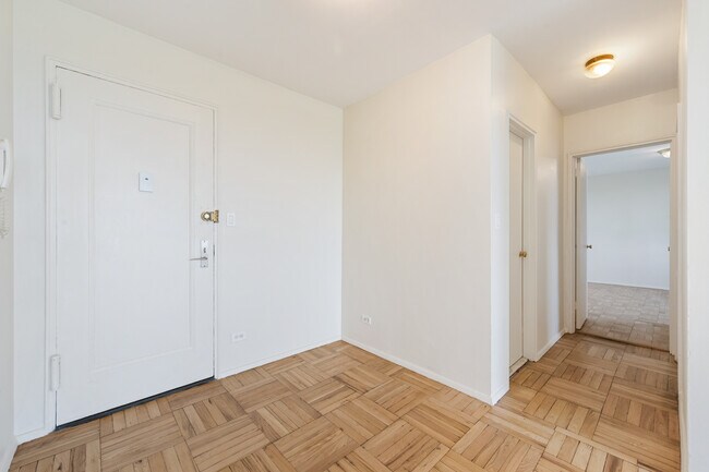 Photo - 5355 Henry Hudson Pkwy W
