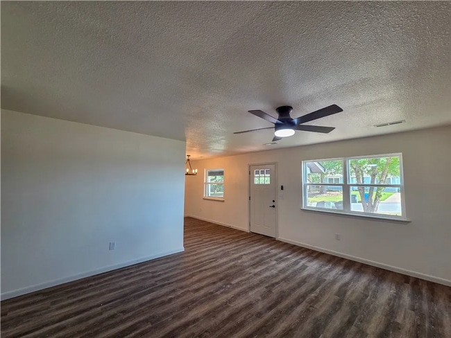 412 W Swallow Cir