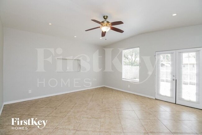 Photo - 657 W Barrow Dr