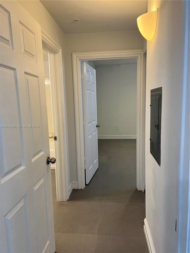 Photo - 1919 Van Buren St Unidad 818A