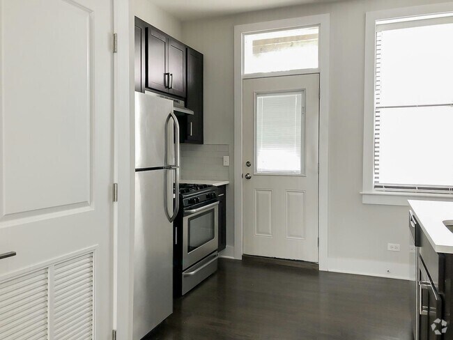 Building Photo - 1946 W Nelson St Unit 2E Rental