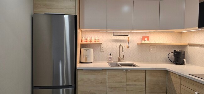 Building Photo - 466 Commonwealth Ave Unit 807