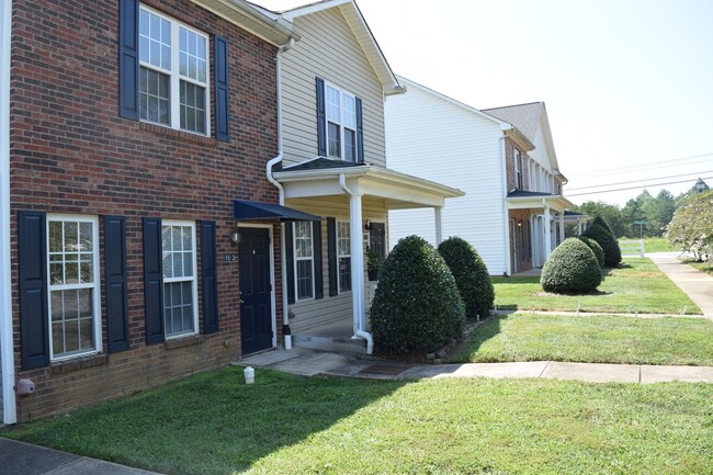 1613 Oak Leaf Dr NW