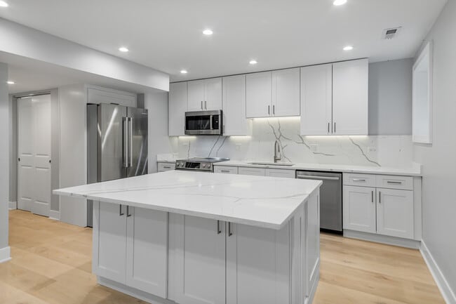 Photo - 935 W Winona St Unit GDNN