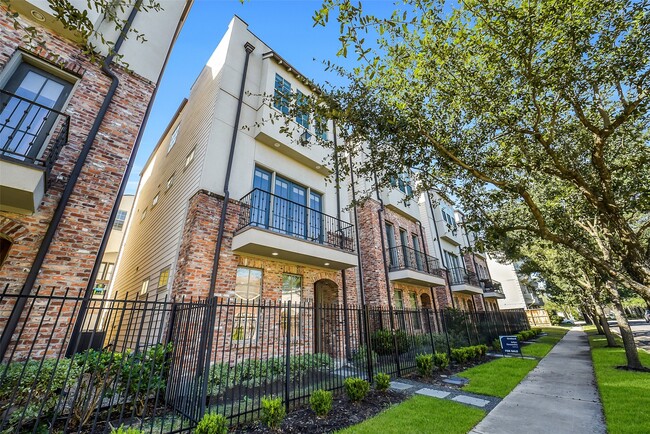 Photo - 1618 Rosewood St