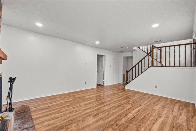 Photo - 430 Redway Ln