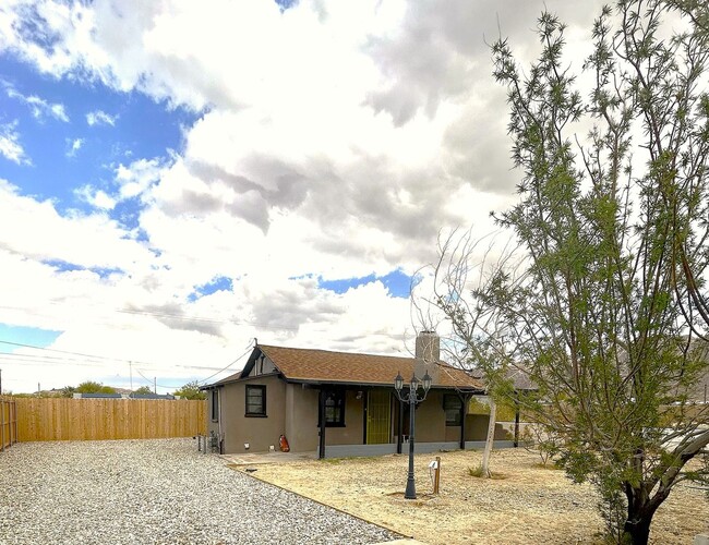Building Photo - 6623 La Luna Ave