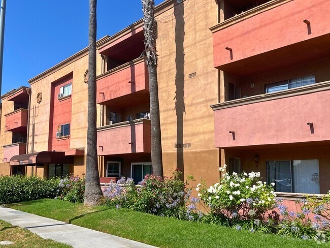 Building Photo - Cute Move-In Ready Studio Apartment Unit 204