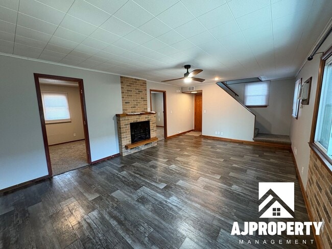 Photo - 213 W 39th St