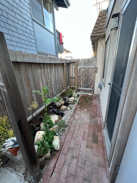 Patio lateral privado - 253 W Canada Unidad B