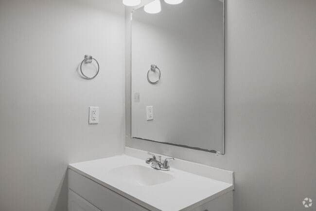 2BR, 1BA - 950SF - Bathroom