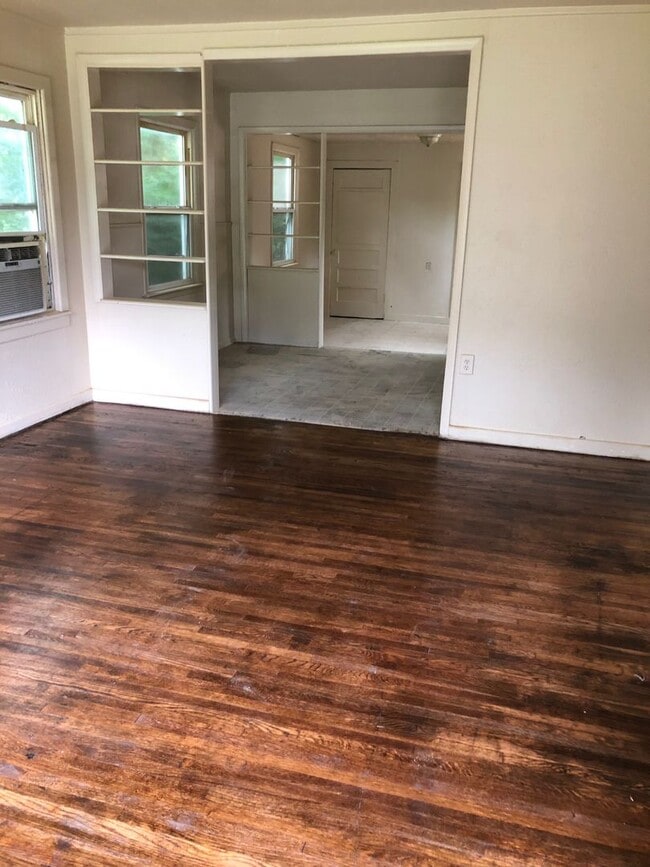 Building Photo - Three bedroom plus den, could be fourth bedroom