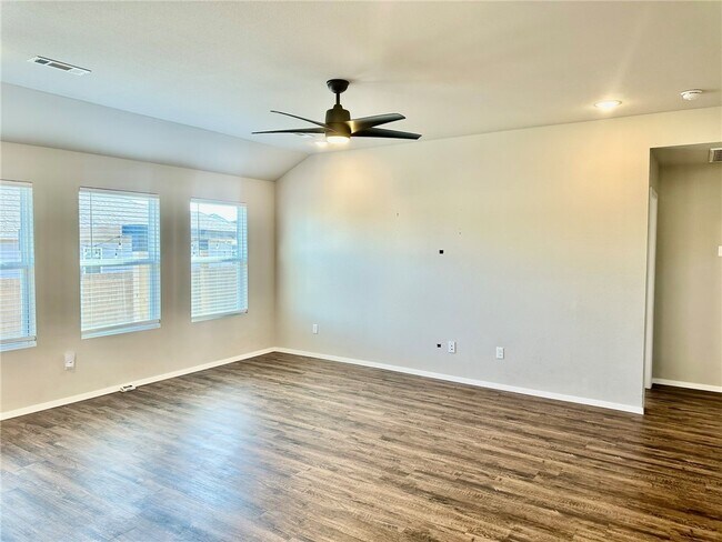 Photo - 920 Queen St