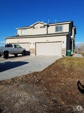 Building Photo - 3 Bed 2.5 bath Townhome