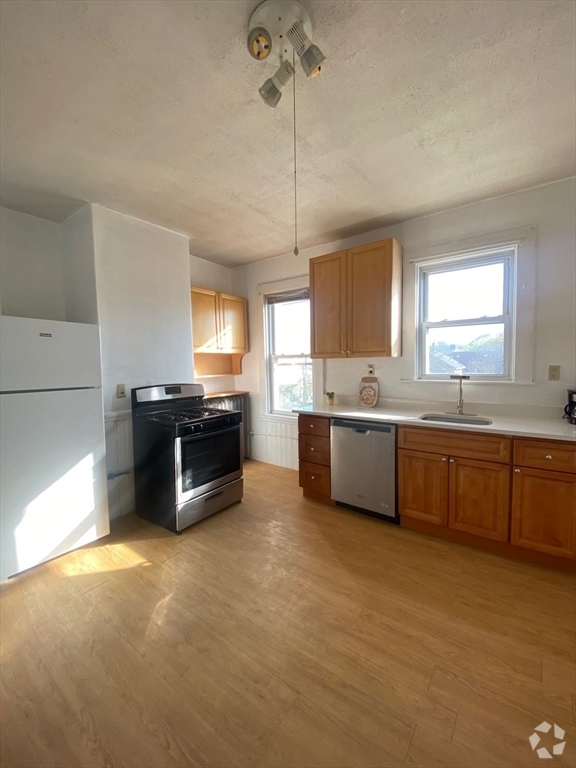 Building Photo - 58 Aspinwall Ave Unit 3 Rental