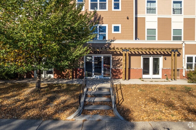 Entrada - 617 10th Avenue SE