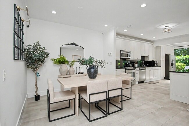 Building Photo - 6744 Via Regina
