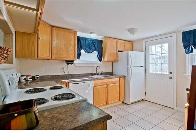 Building Photo - 157 Evans St