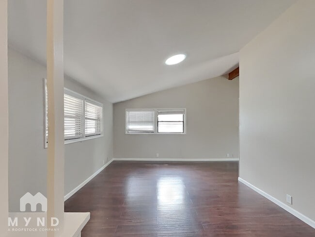 Photo - 925 Warren Way