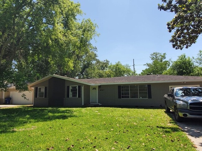 Building Photo - Completely remodeled 4 Bedroom and 2 Full ... Rental