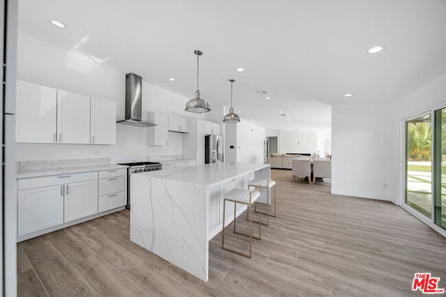 Photo - 23500 Aetna St