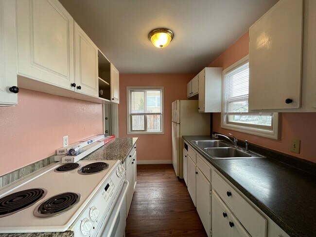 Photo - 2Bd 1 Ba Classic NE Portland Home With Fenced Backyard! Washer/Dryer Hookups.