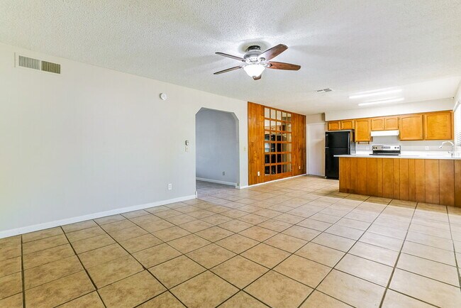 Photo - 562 W Highland St