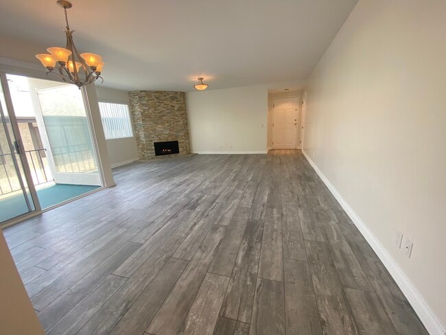 Building Photo - Top Floor Large Bright 2bd/2.5 Bath & Balcony Rental