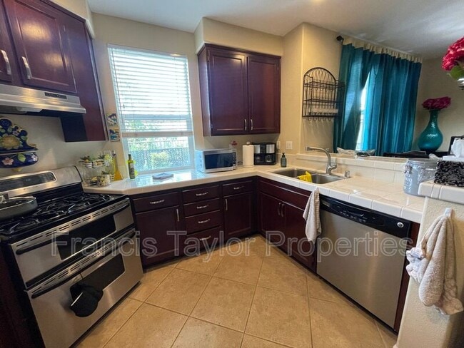Photo - 176 Aurora Ave