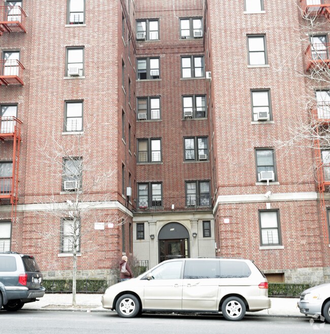 Photo - 311 Bedford Park