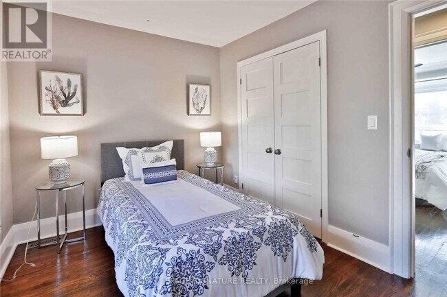 Photo - 372 Roehampton Ave