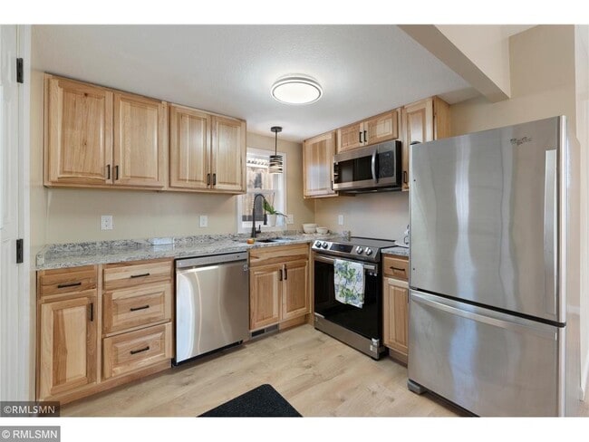 Photo - 1040 Rose Ave E