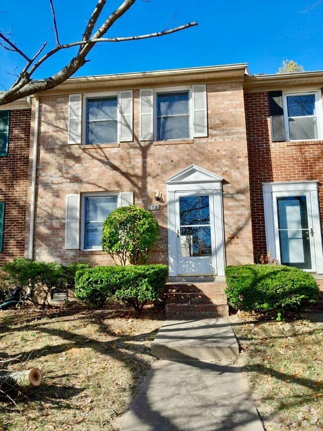 Building Photo - Beautiful Townhouse Available in Frederick...