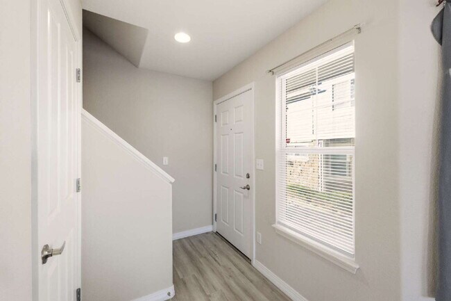 Photo - "Spacious 3-Bedroom Haven with 2.5 Baths in Aurora – 1,860 Sq Ft of Comfort and Style!" Unidad A