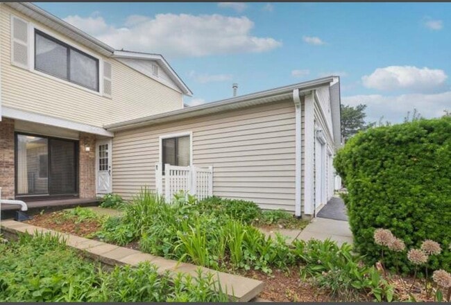 Building Photo - 12 N Waterford Dr Rental