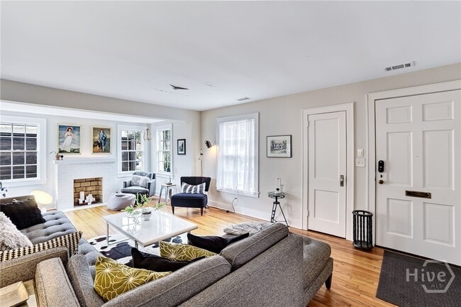 Photo - 725 E 53rd St