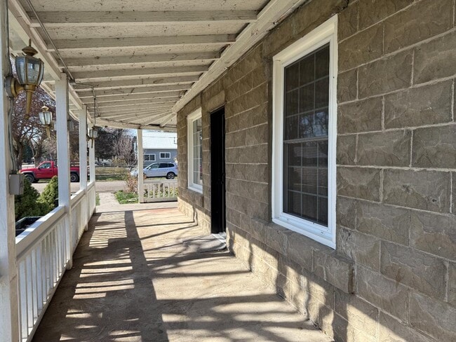 Photo - 902 E Main St