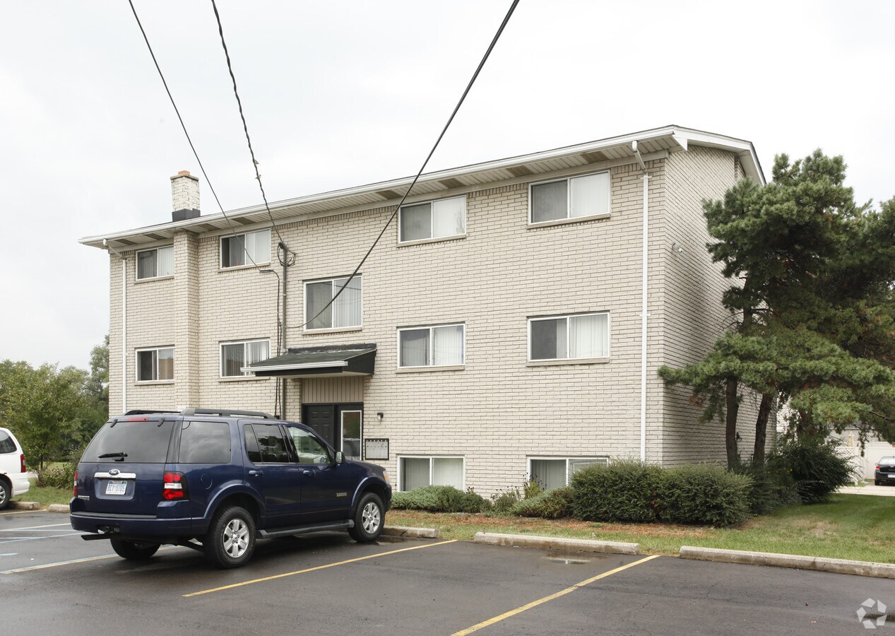 Brentwood Apartments - Brentwood Apartments