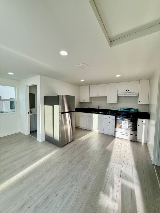 845 1/2 W 76th St