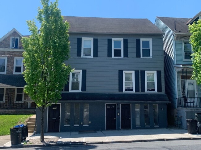 Building Photo - 1046 Northampton St Unit Apt 3
