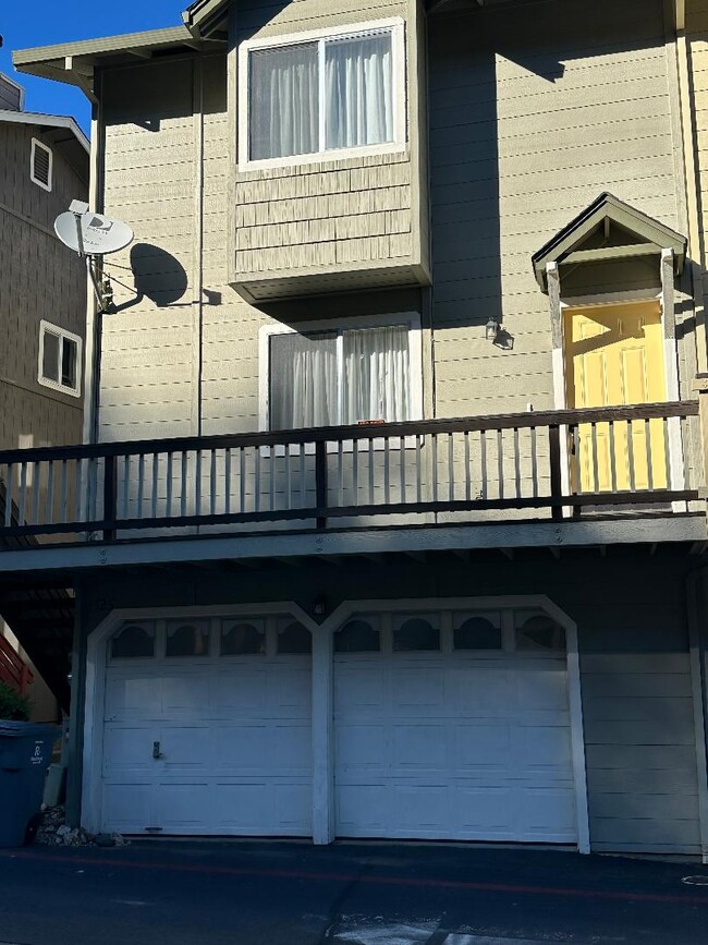 Building Photo - 1325 Oak Ridge Dr