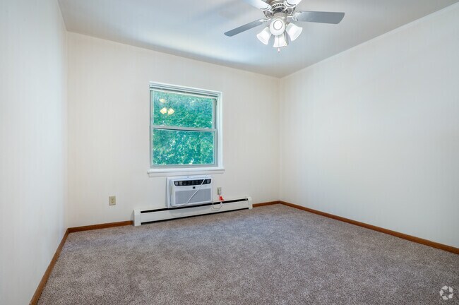 1BR, 1BA - 600SF - Bedroom