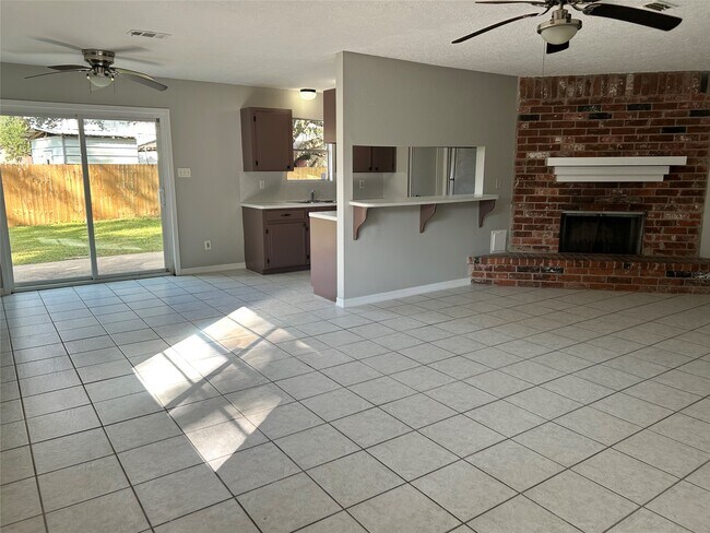 Photo - 607 La Riviera Cir