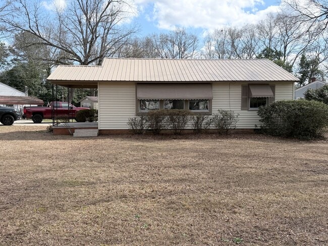 Building Photo - 3 Bedroom 1 Bathroom House in Laurinburg, NC