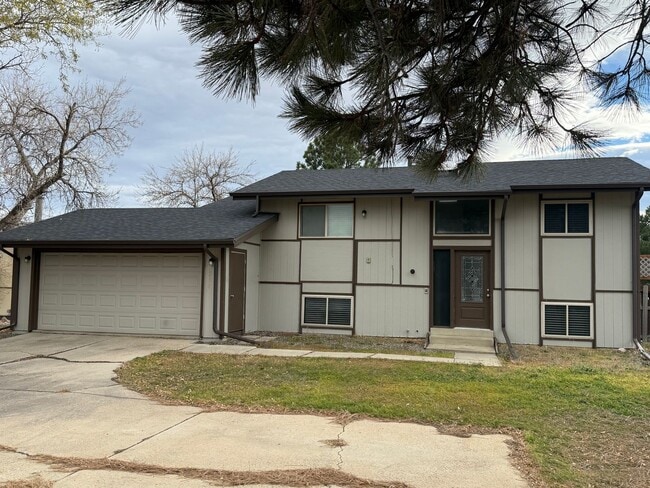 Building Photo - 4 bedroom, 2 bath home with 2 car garage, ...